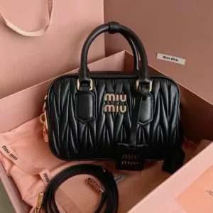 Miu Miu Çanta Nakışlı Deri Siyah