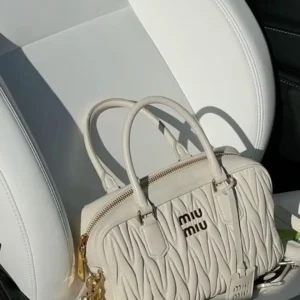 Miu Miu Çanta Nakışlı Deri